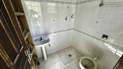 Casa - com Mezanino com 4 quartos (sendo 1 suite(s)) a 300,00 metros praia.