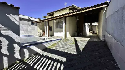 Casa - com Mezanino com 4 quartos (sendo 1 suite(s)) a 300,00 metros praia.