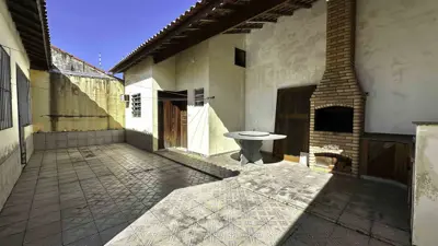 Casa - com Mezanino com 4 quartos (sendo 1 suite(s)) a 300,00 metros praia.