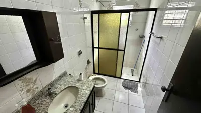 Casa - com Mezanino com 4 quartos (sendo 1 suite(s)) a 300,00 metros praia.