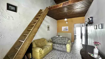 Casa - com Mezanino com 4 quartos (sendo 1 suite(s)) a 300,00 metros praia.
