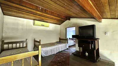 Casa - com Mezanino com 4 quartos (sendo 1 suite(s)) a 300,00 metros praia.