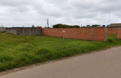 Terreno - Amplo com  quartos  a 2000,00 metros praia.