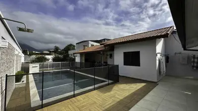 Casa - Térrea com 3 quartos (sendo 1 suite(s)) a 800,00 metros praia.