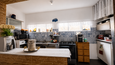 Casa - Sobrado com 4 quartos (sendo 0 suite(s)) a 1000,00 metros praia.