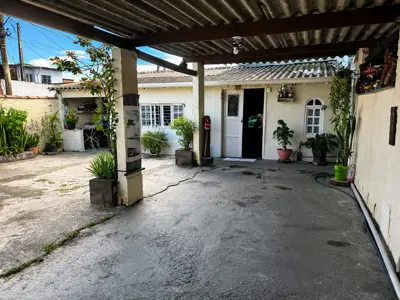 Casa - Sobrado com 4 quartos (sendo 0 suite(s)) a 1000,00 metros praia.