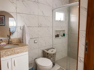 Casa - Sobrado com 4 quartos (sendo 0 suite(s)) a 1000,00 metros praia.
