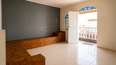 Casa - Sobrado com 4 quartos (sendo 0 suite(s)) a 1000,00 metros praia.