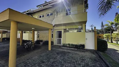 Casa - Sobrado com 4 quartos (sendo 2 suite(s)) a 0,00 metros praia.