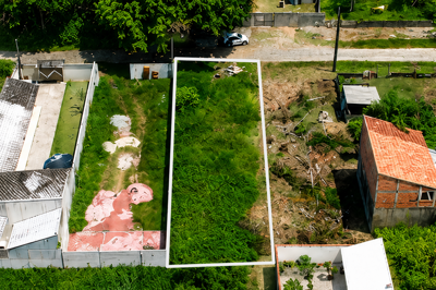 Terreno - Amplo com  quartos  a 700,00 metros praia.