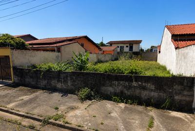 Terreno - Plano com  quartos  a 1200,00 metros praia.