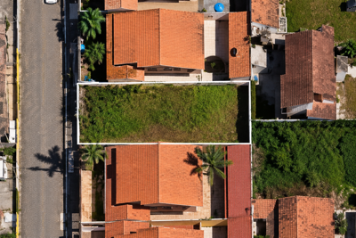 Terreno - Plano com  quartos  a 1200,00 metros praia.