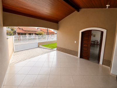 Casa - Térrea com 3 quartos (sendo 1 suite(s)) a 20,00 metros praia.