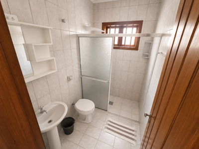 Casa - Térrea com 3 quartos (sendo 1 suite(s)) a 20,00 metros praia.