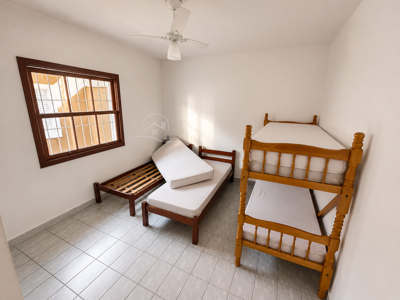 Casa - Térrea com 3 quartos (sendo 1 suite(s)) a 20,00 metros praia.