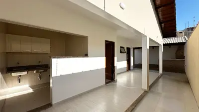 Casa - com Mezanino com 3 quartos (sendo 1 suite(s)) a 500,00 metros praia.