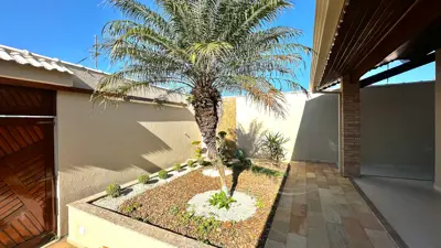 Casa - com Mezanino com 3 quartos (sendo 1 suite(s)) a 500,00 metros praia.