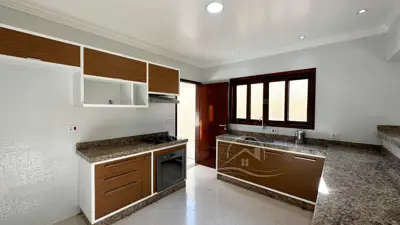 Casa - com Mezanino com 3 quartos (sendo 1 suite(s)) a 500,00 metros praia.