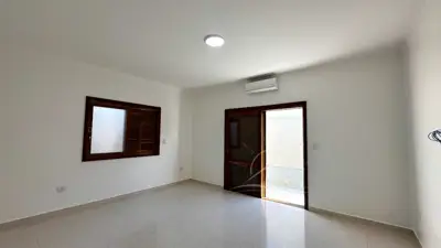 Casa - com Mezanino com 3 quartos (sendo 1 suite(s)) a 500,00 metros praia.