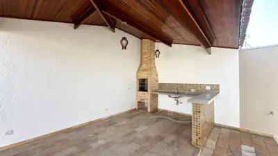 Casa - com Mezanino com 3 quartos (sendo 1 suite(s)) a 500,00 metros praia.