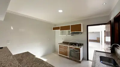 Casa - com Mezanino com 3 quartos (sendo 1 suite(s)) a 500,00 metros praia.