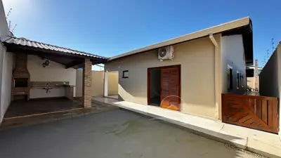 Casa - com Mezanino com 3 quartos (sendo 1 suite(s)) a 500,00 metros praia.