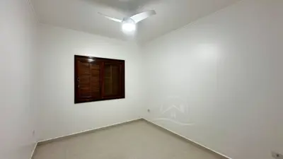 Casa - com Mezanino com 3 quartos (sendo 1 suite(s)) a 500,00 metros praia.
