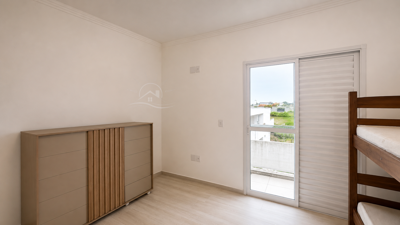 Casa - Sobrado com 3 quartos (sendo 1 suite(s)) a 2500,00 metros praia.