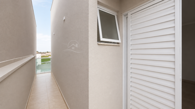 Casa - Sobrado com 3 quartos (sendo 1 suite(s)) a 2500,00 metros praia.