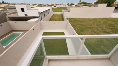 Casa - Sobrado com 3 quartos (sendo 1 suite(s)) a 2500,00 metros praia.