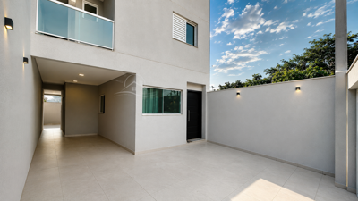 Casa - Sobrado com 3 quartos (sendo 1 suite(s)) a 2500,00 metros praia.