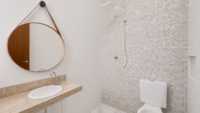 Casa - Sobrado com 3 quartos (sendo 1 suite(s)) a 2500,00 metros praia.