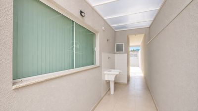 Casa - Sobrado com 3 quartos (sendo 1 suite(s)) a 2500,00 metros praia.