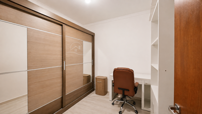 Casa - Sobrado com 3 quartos (sendo 1 suite(s)) a 2500,00 metros praia.