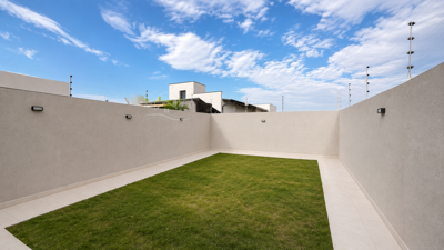 Casa - Sobrado com 3 quartos (sendo 1 suite(s)) a 2500,00 metros praia.