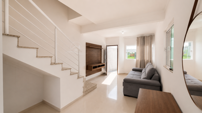 Casa - Sobrado com 3 quartos (sendo 1 suite(s)) a 2500,00 metros praia.