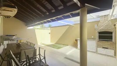 Casa - Sobrado com 4 quartos (sendo 2 suite(s)) a 30,00 metros praia.