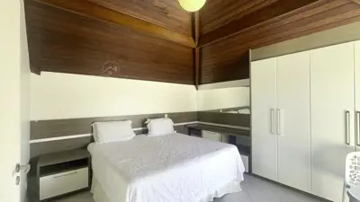 Casa - Sobrado com 4 quartos (sendo 2 suite(s)) a 30,00 metros praia.