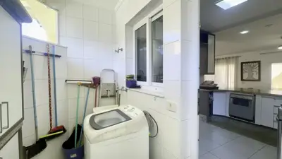 Casa - Sobrado com 4 quartos (sendo 2 suite(s)) a 30,00 metros praia.