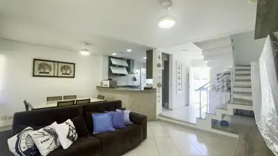 Casa - Sobrado com 4 quartos (sendo 2 suite(s)) a 30,00 metros praia.
