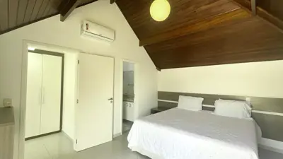 Casa - Sobrado com 4 quartos (sendo 2 suite(s)) a 30,00 metros praia.