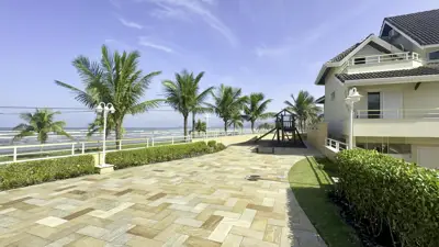 Casa - Sobrado com 4 quartos (sendo 2 suite(s)) a 30,00 metros praia.