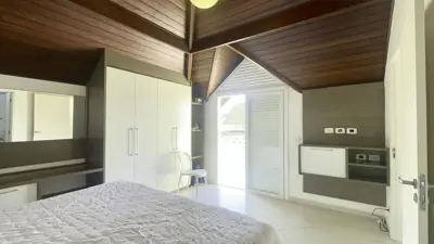Casa - Sobrado com 4 quartos (sendo 2 suite(s)) a 30,00 metros praia.
