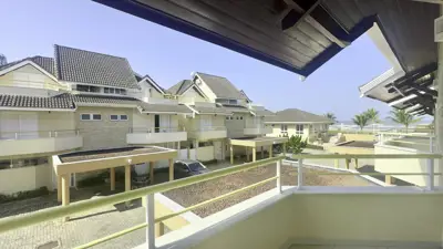 Casa - Sobrado com 4 quartos (sendo 2 suite(s)) a 30,00 metros praia.