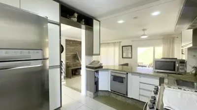 Casa - Sobrado com 4 quartos (sendo 2 suite(s)) a 30,00 metros praia.
