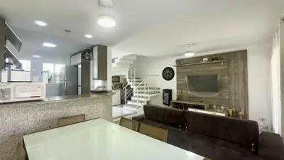 Casa - Sobrado com 4 quartos (sendo 2 suite(s)) a 30,00 metros praia.