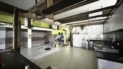 Loja - Sala comercial com  quartos  a 700,00 metros praia.