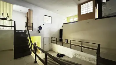 Loja - Sala comercial com  quartos  a 700,00 metros praia.