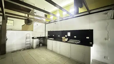 Loja - Sala comercial com  quartos  a 700,00 metros praia.