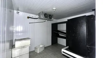 Loja - Sala comercial com  quartos  a 700,00 metros praia.